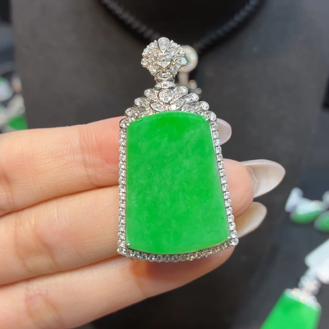 翡翠18K金镶嵌颈饰天然缅甸翡翠