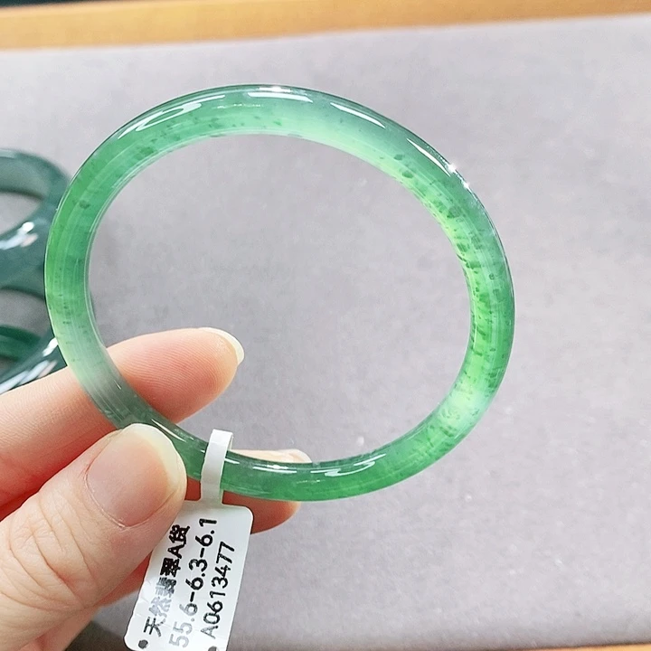 翡翠未镶嵌手镯（圆镯）