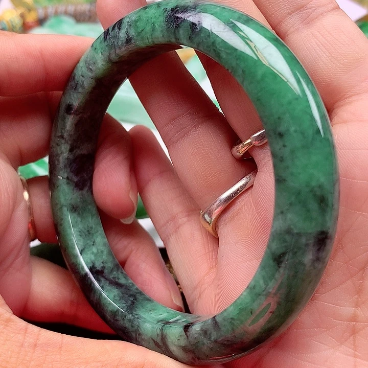 翡翠手镯未镶嵌翡翠