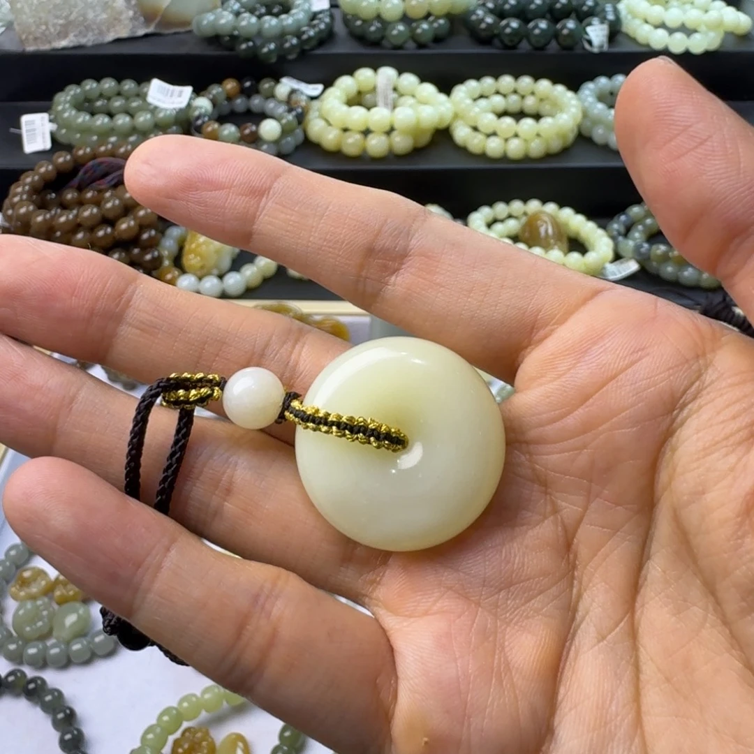 自***猜颈饰未镶嵌和田玉（黄玉）
