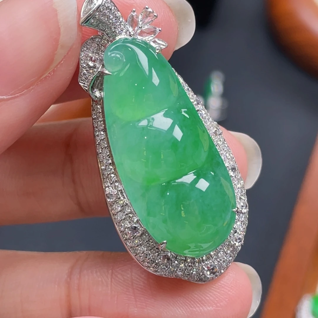 翡翠18K金镶嵌颈饰绿豆子