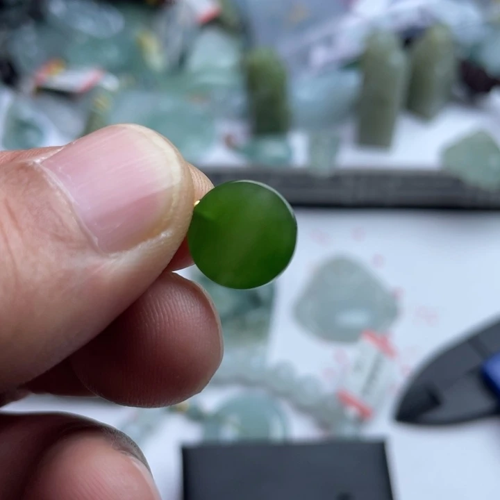 和田玉未镶嵌颈饰挂件