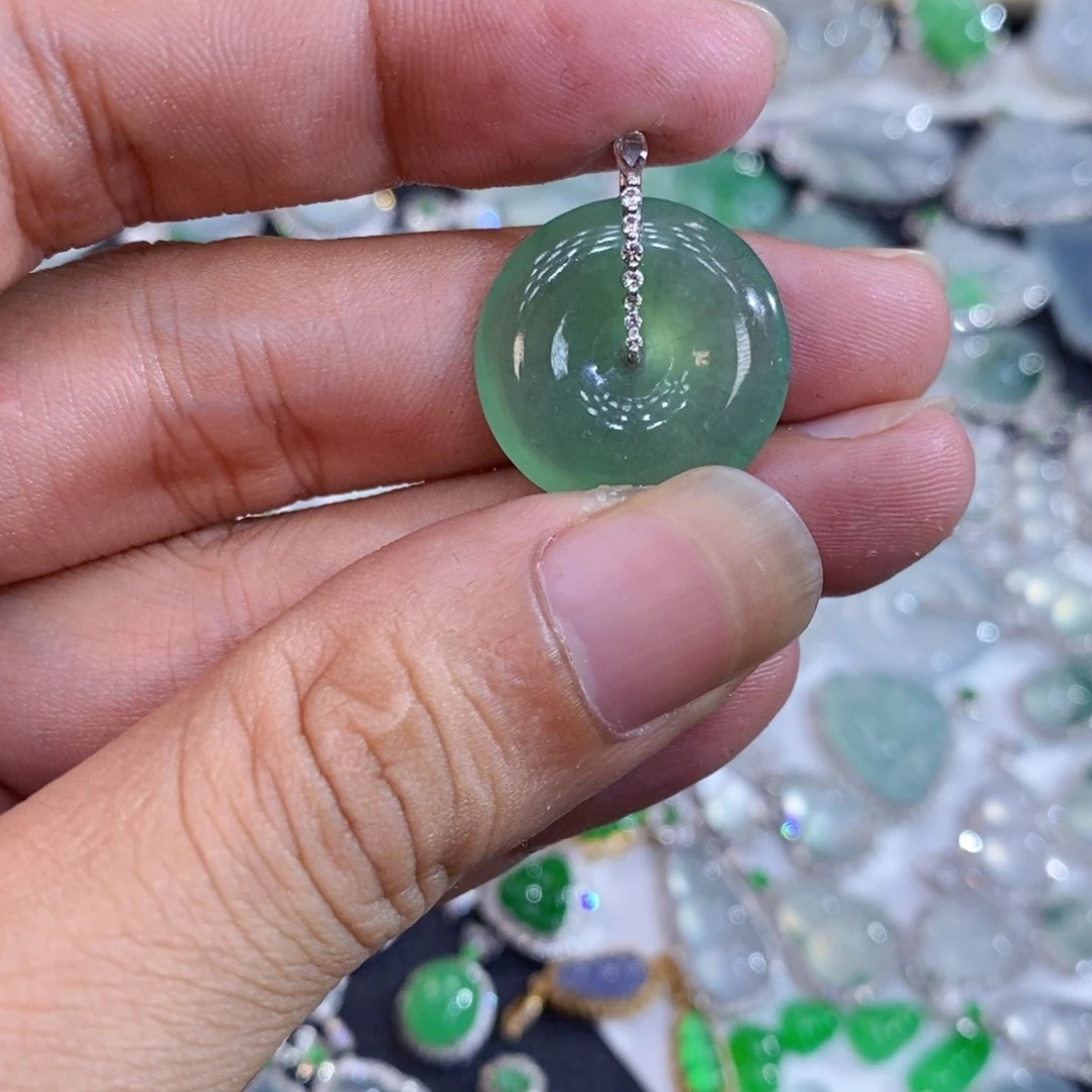 翡翠18K金镶嵌颈饰