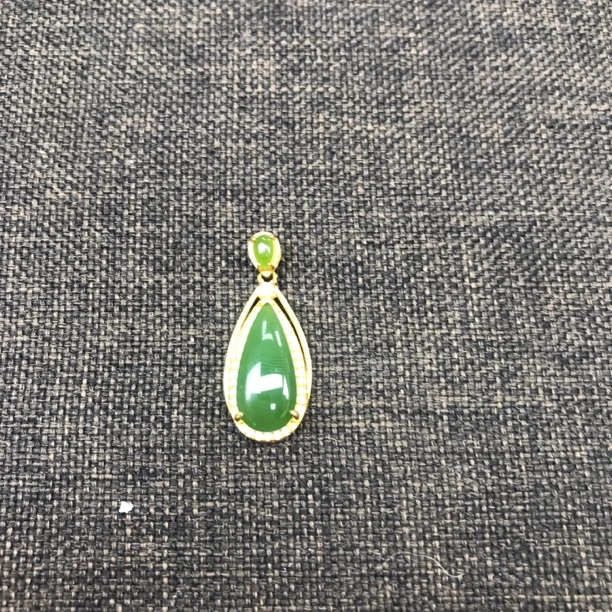 40和田玉水滴吊坠