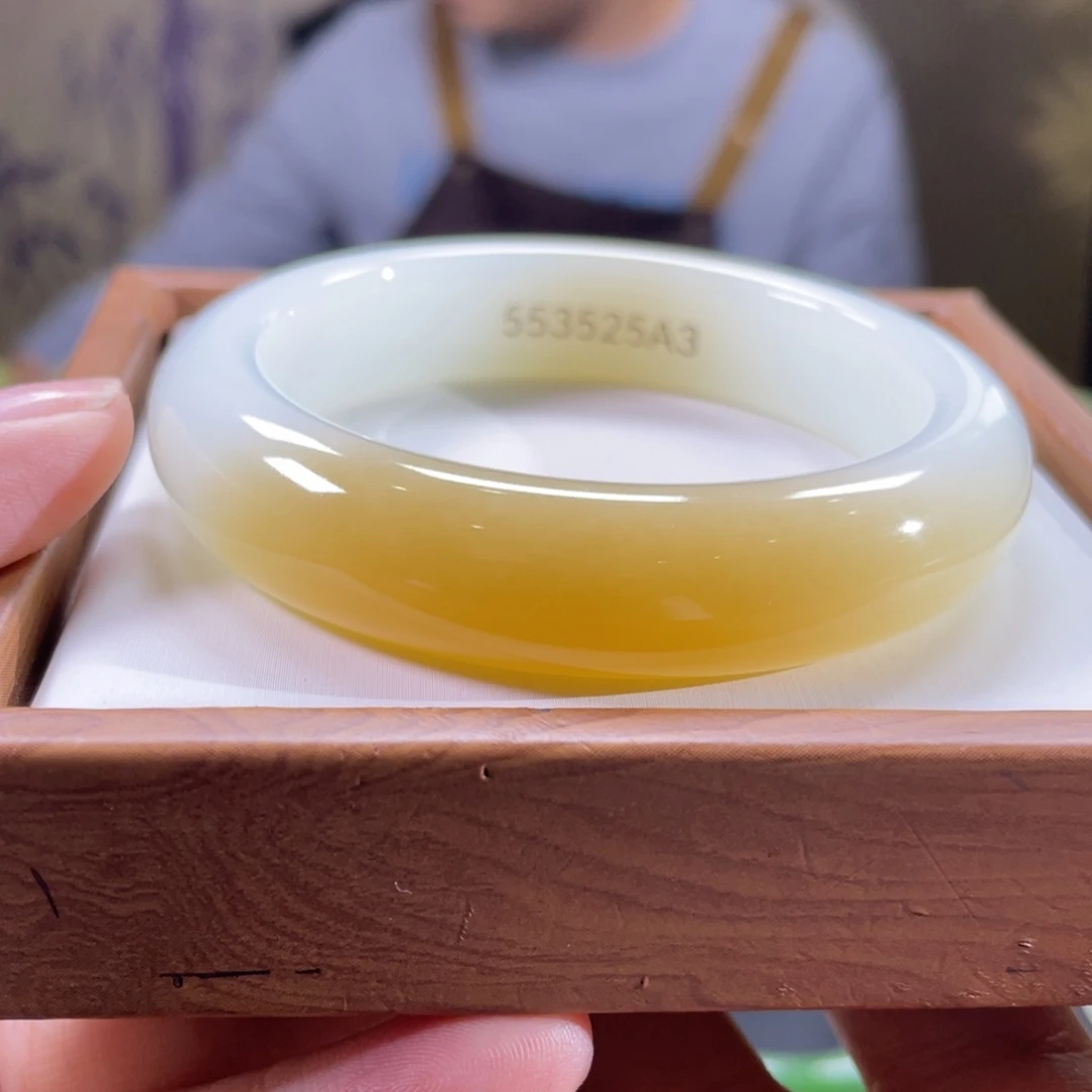 和田玉未镶嵌手镯56圈