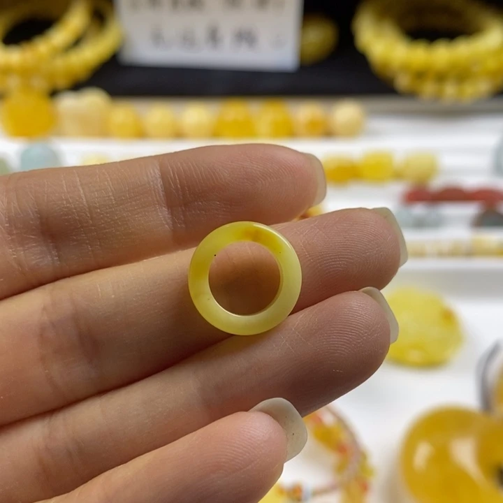 蜜蜡裸石未镶嵌雪*尺寸9加，瑕疵，不太圆，有黑点