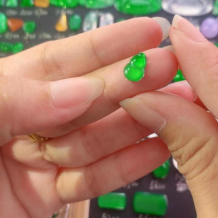 【闪购商品】翡翠未镶嵌颈饰绿葫芦