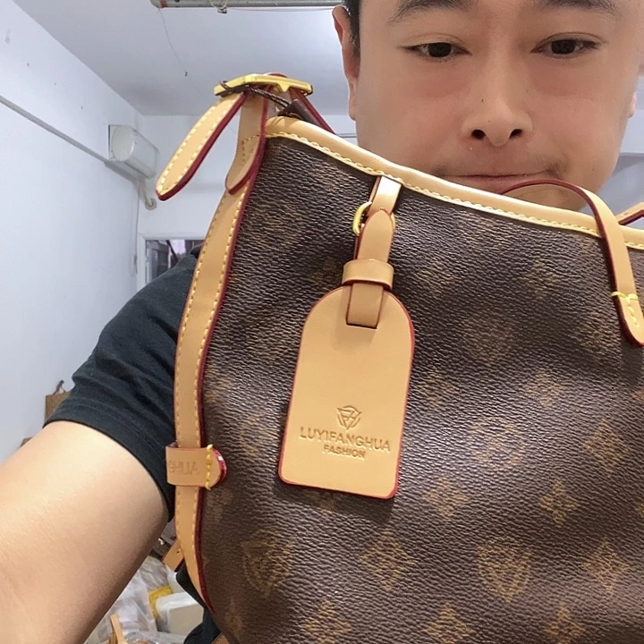 黄牛皮（革）鳄鱼皮（革）犏牛皮（革）