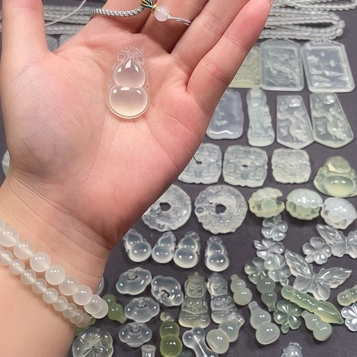 豆***菜合金蛇纹石玉颈饰