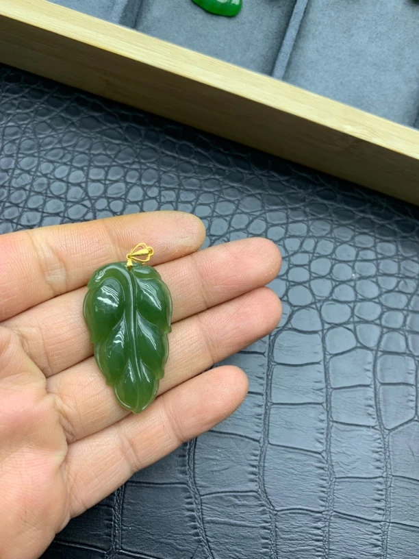 18 K金镶嵌天然和田碧玉粉亲青色时尚金枝玉叶吊坠