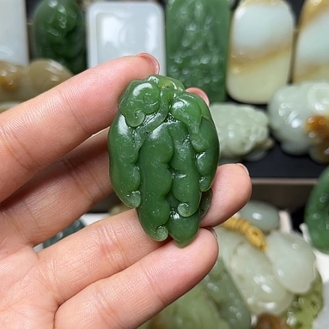 颈饰未镶嵌和田玉龍**人