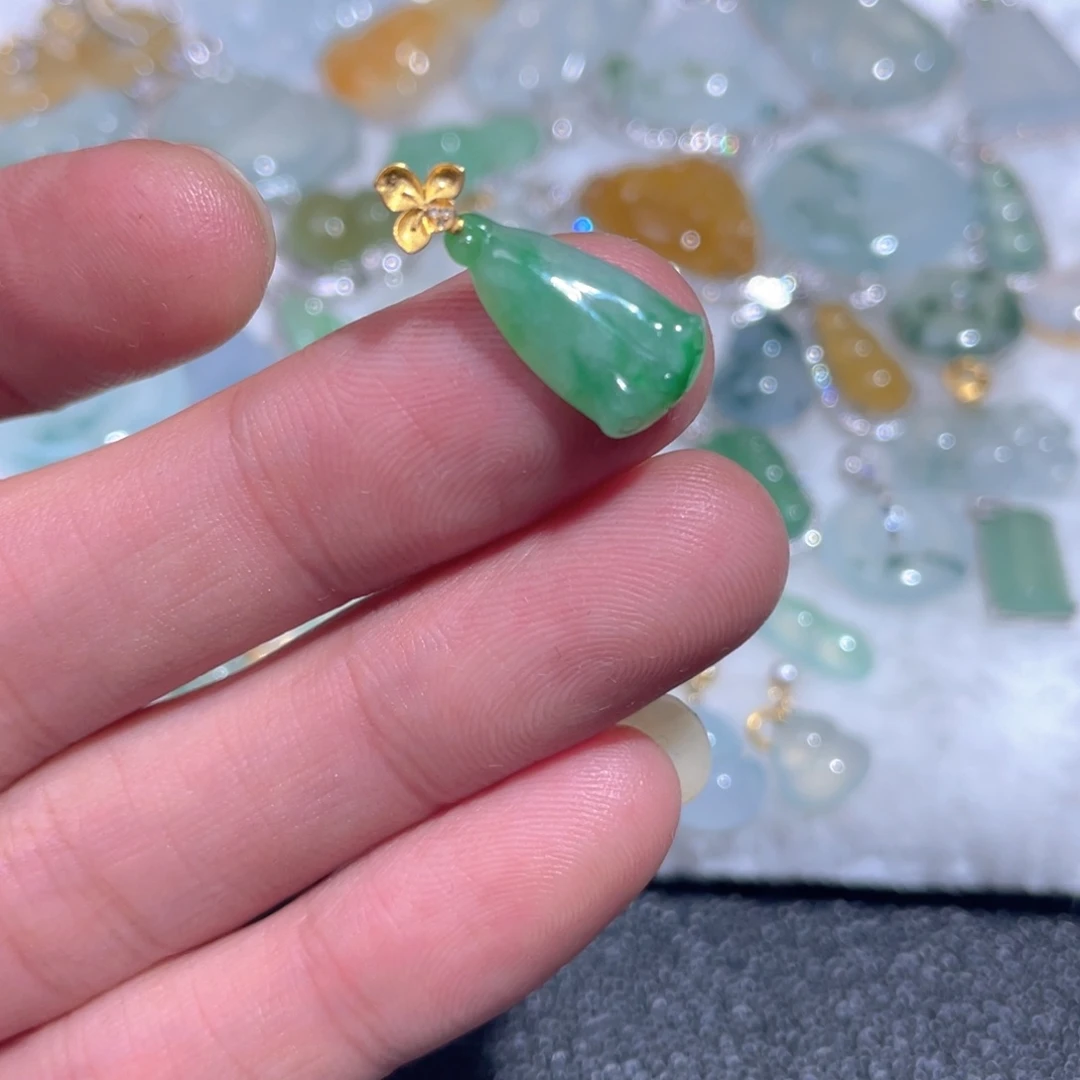 翡翠18K金镶嵌颈饰翡翠