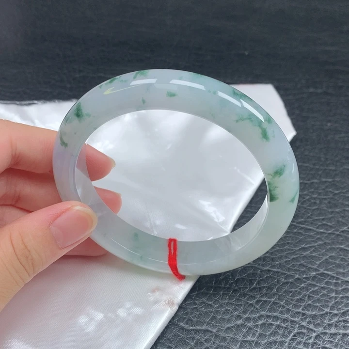 翡翠手镯未镶嵌61-62。