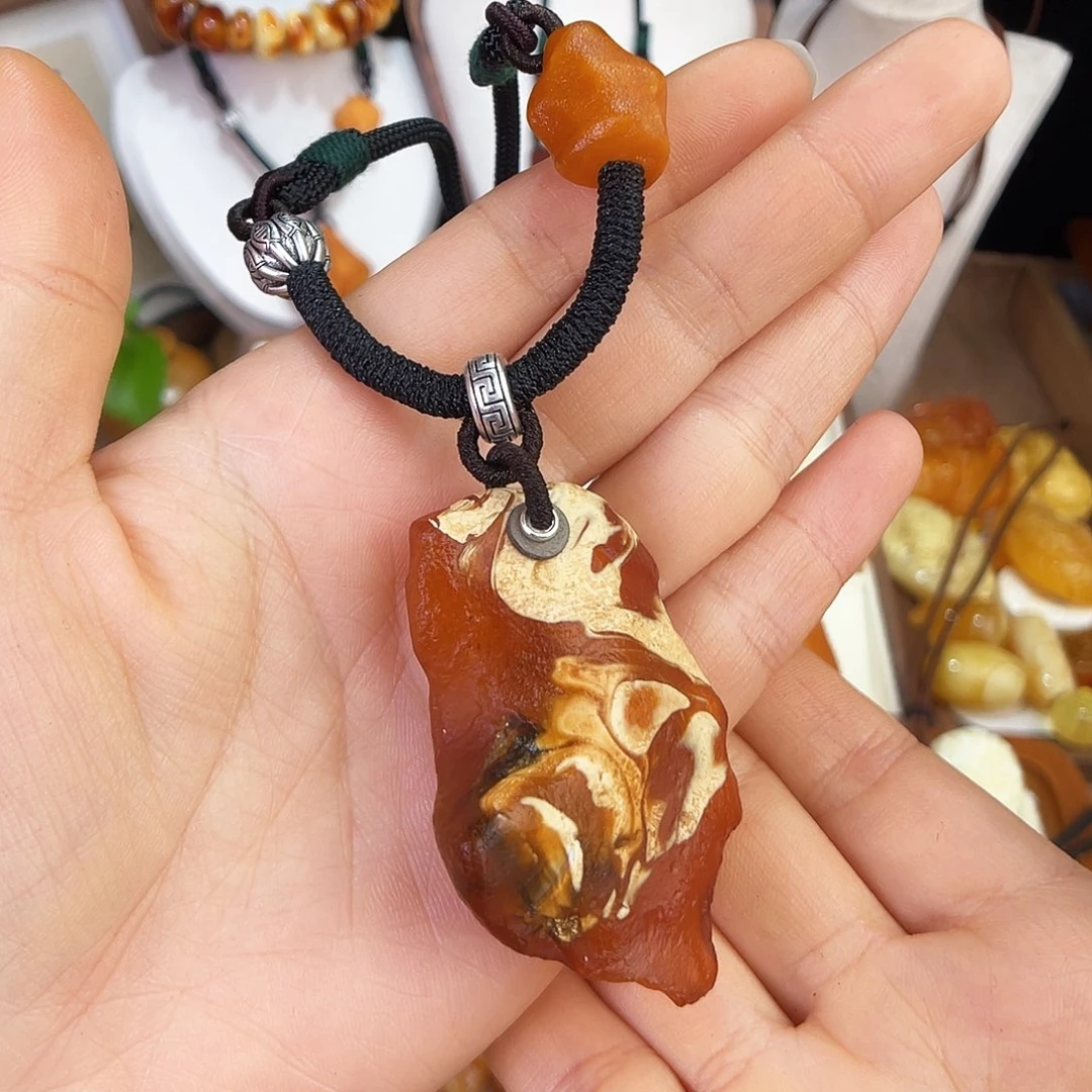 琥珀珠宝奇石未镶嵌金**贝。