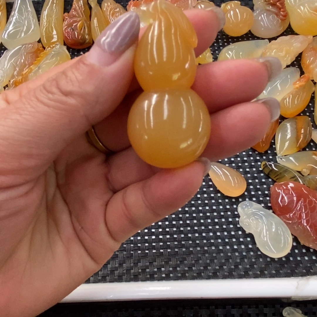 石英质玉（黄龙玉）颈饰合金