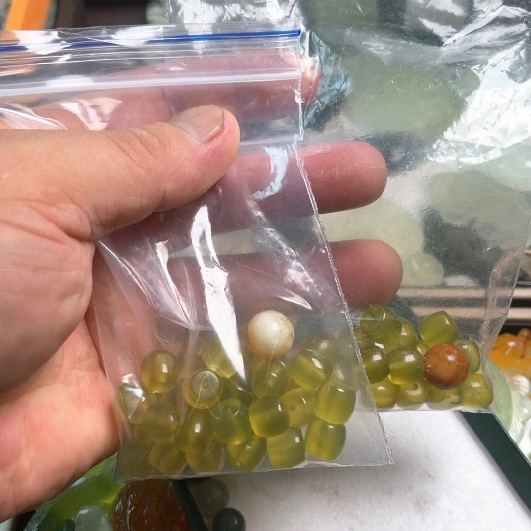 王***三蛇纹石玉未镶嵌颈饰