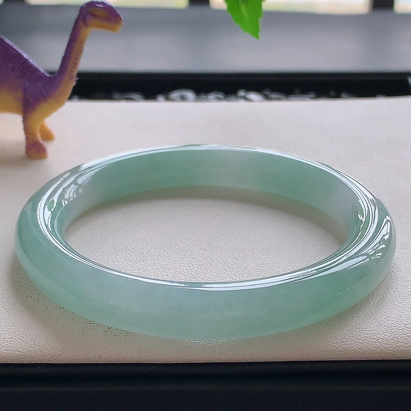 天然缅甸翡翠a货圆条56圈口淡天空蓝