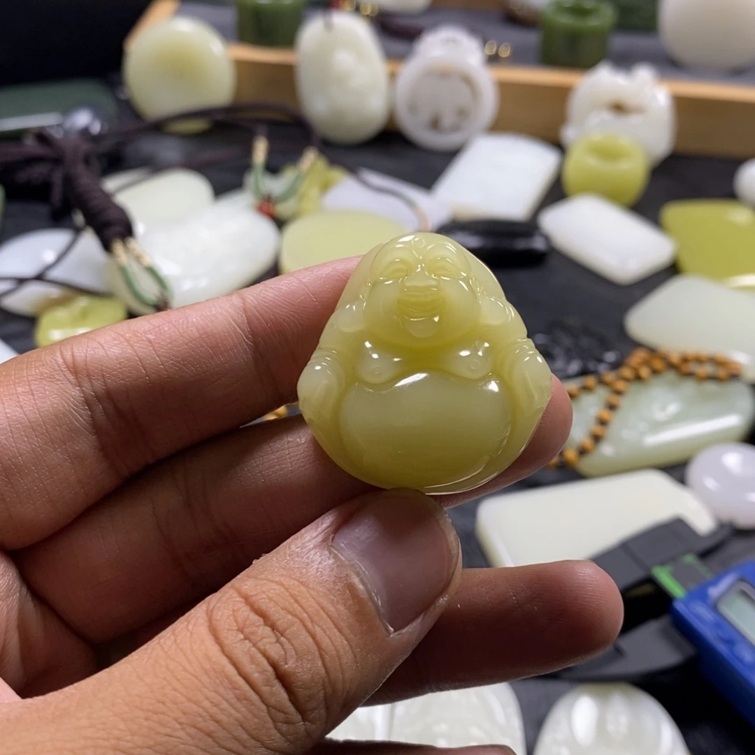 和田玉未镶嵌颈饰罗*