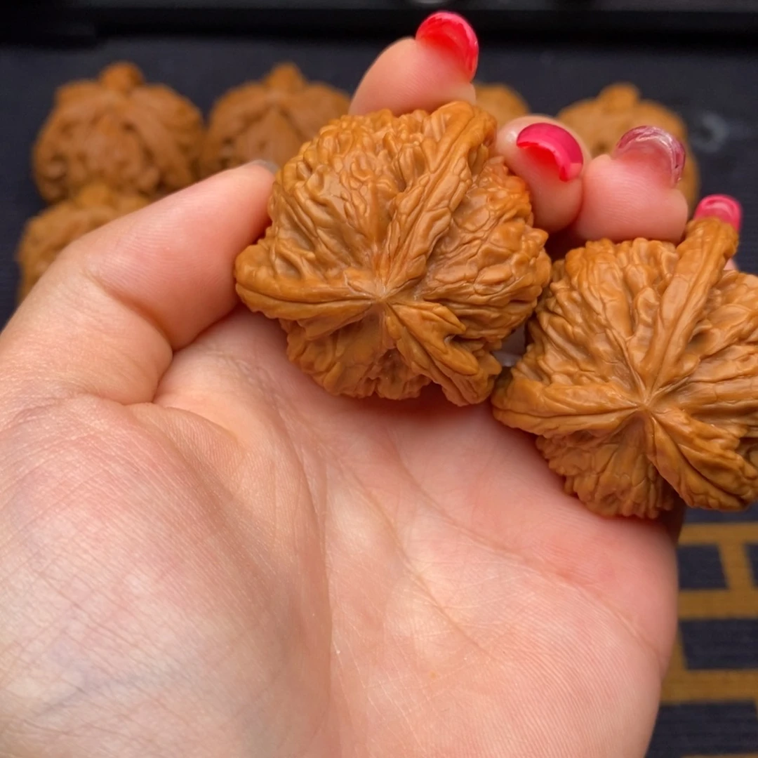 张***旭文玩核桃吊坠白狮子