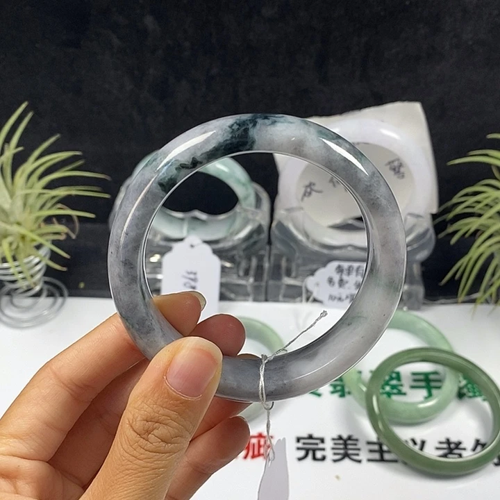 翡翠未镶嵌手镯67号。58.6圈