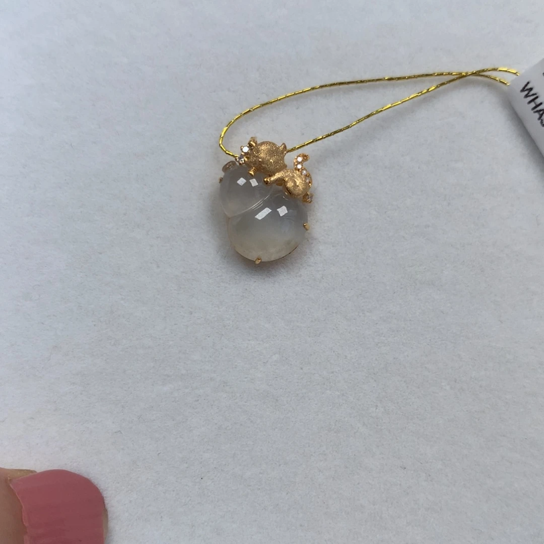 颈饰18K金镶嵌翡翠葫