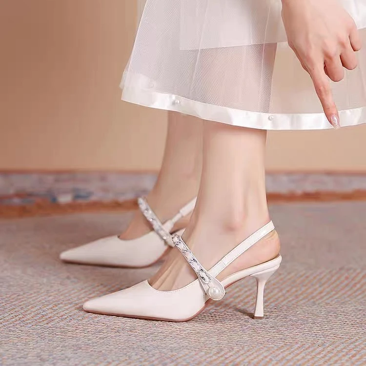 珍珠一字扣包头凉鞋女夏季2025新款后空漆皮尖头细跟鞋不累脚