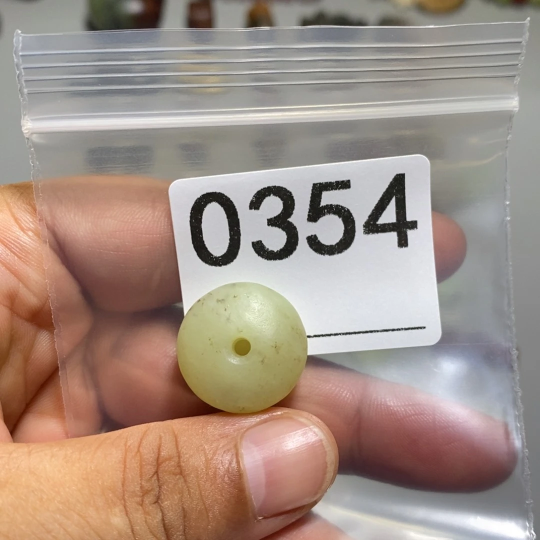 颈饰未镶嵌透闪石质玉