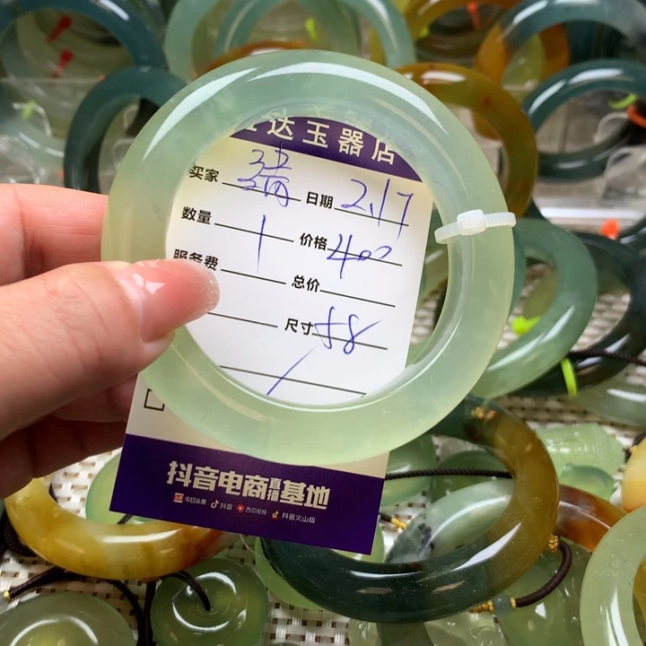 蛇纹石玉手镯未镶嵌清*。