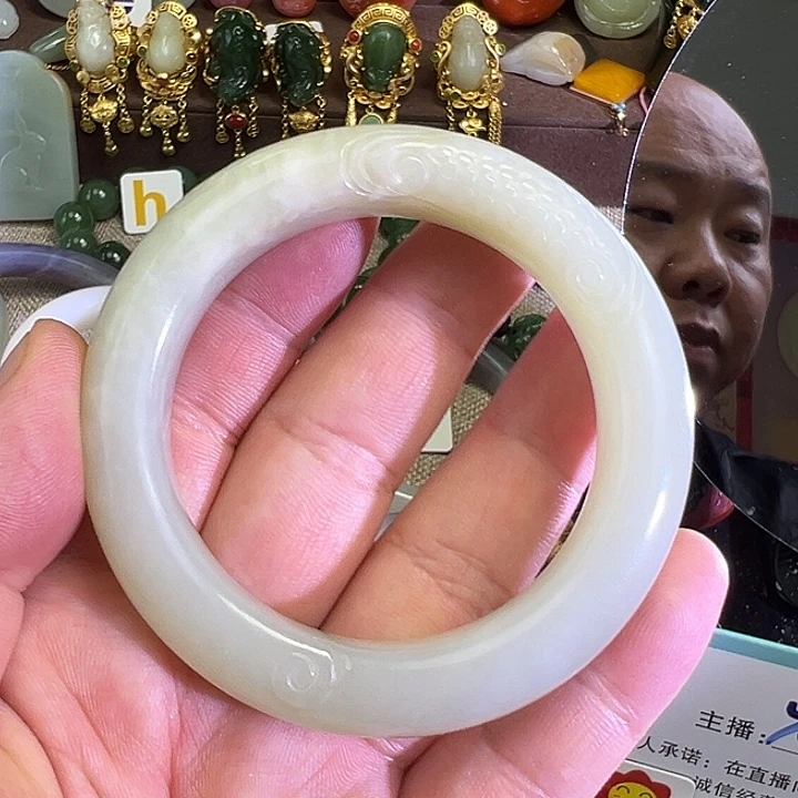 未镶嵌手镯和田玉雕花手镯