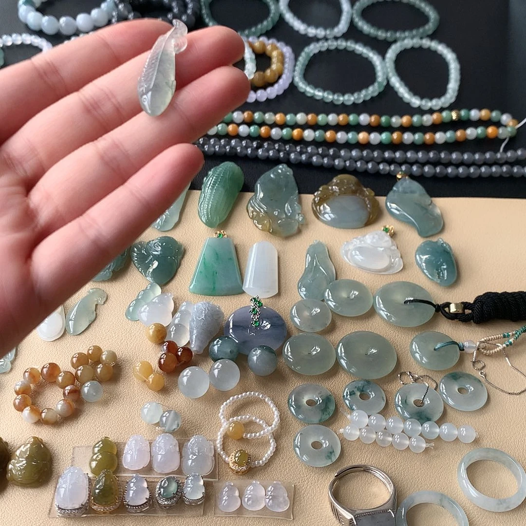 翡翠未镶嵌颈饰鱼