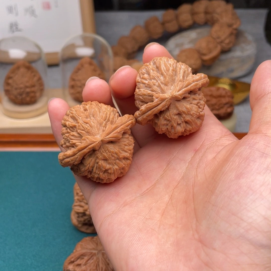 文玩核桃吊坠三角白
