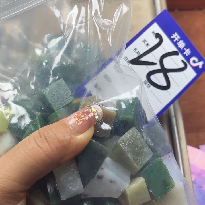 天***空和田玉未镶嵌珠宝奇石