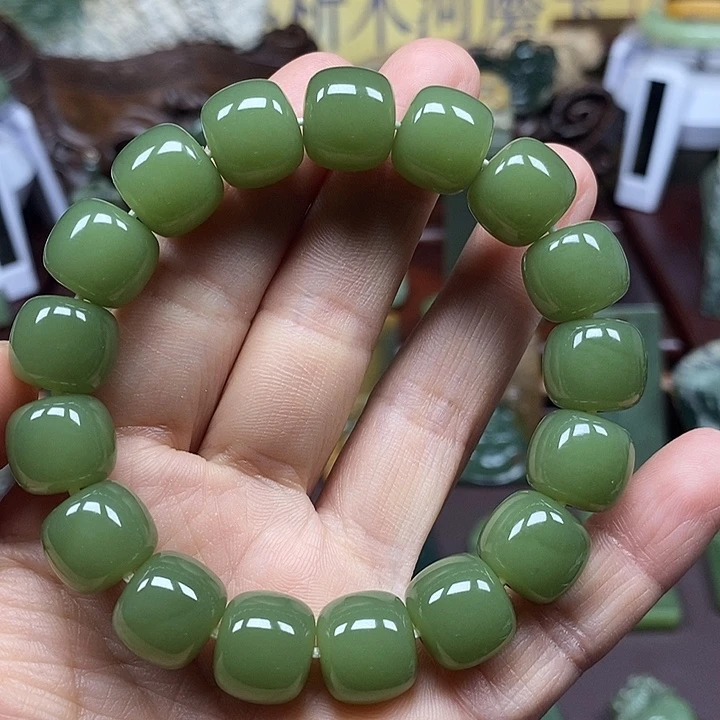 岫岩老玉（透闪石质玉）析木未镶嵌熊*?