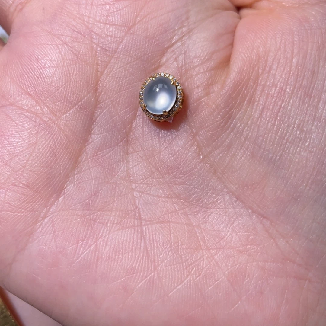 翡翠18K金镶嵌颈饰暖**