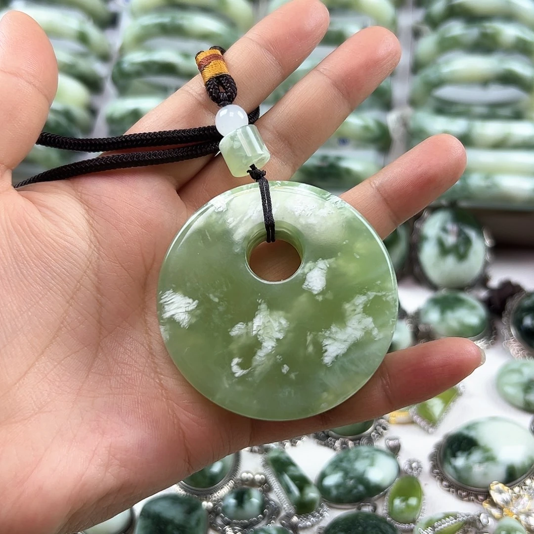 3***。未镶嵌蛇纹石玉颈饰