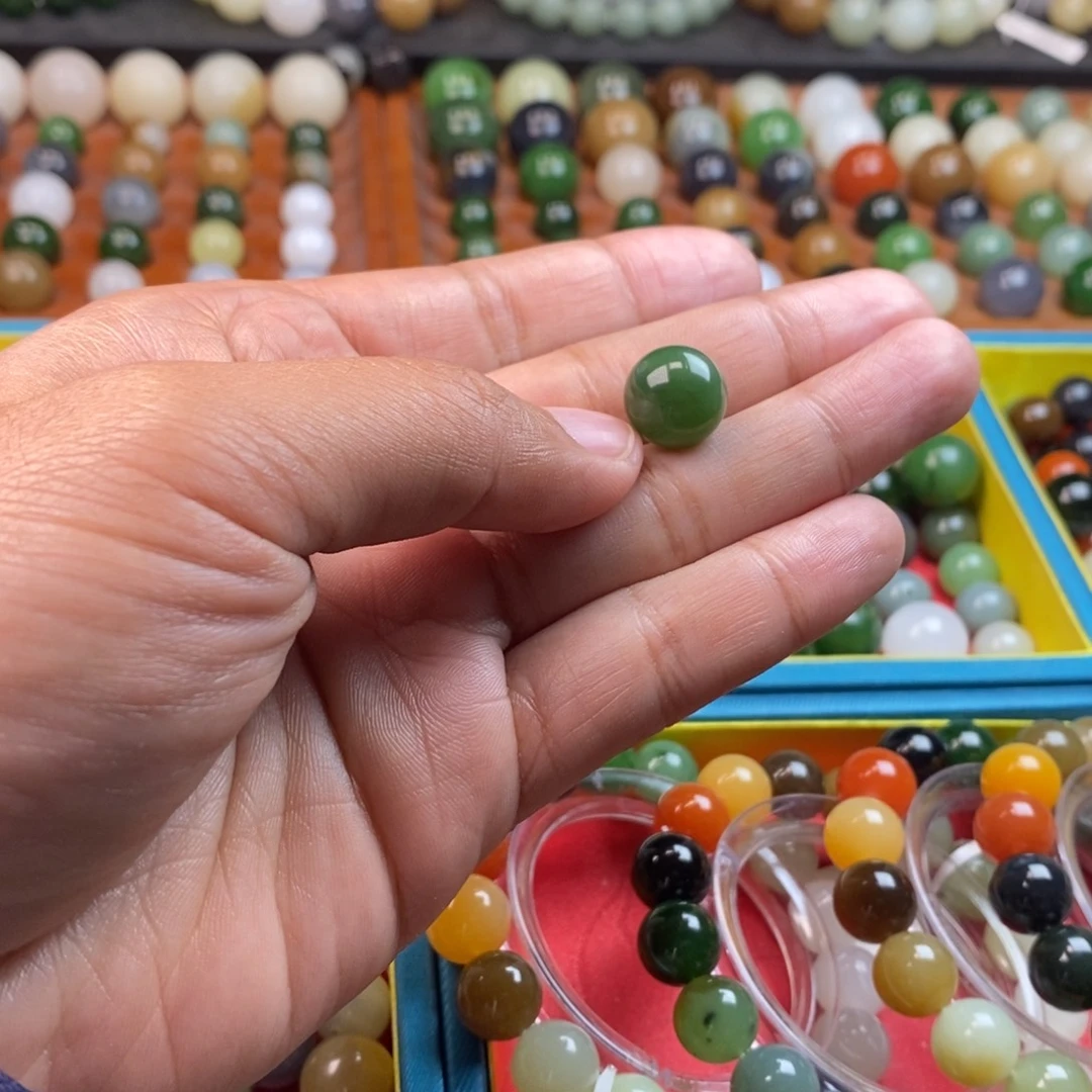 和田玉未镶嵌珠宝奇石卡12辣绿碧玉y无黑点