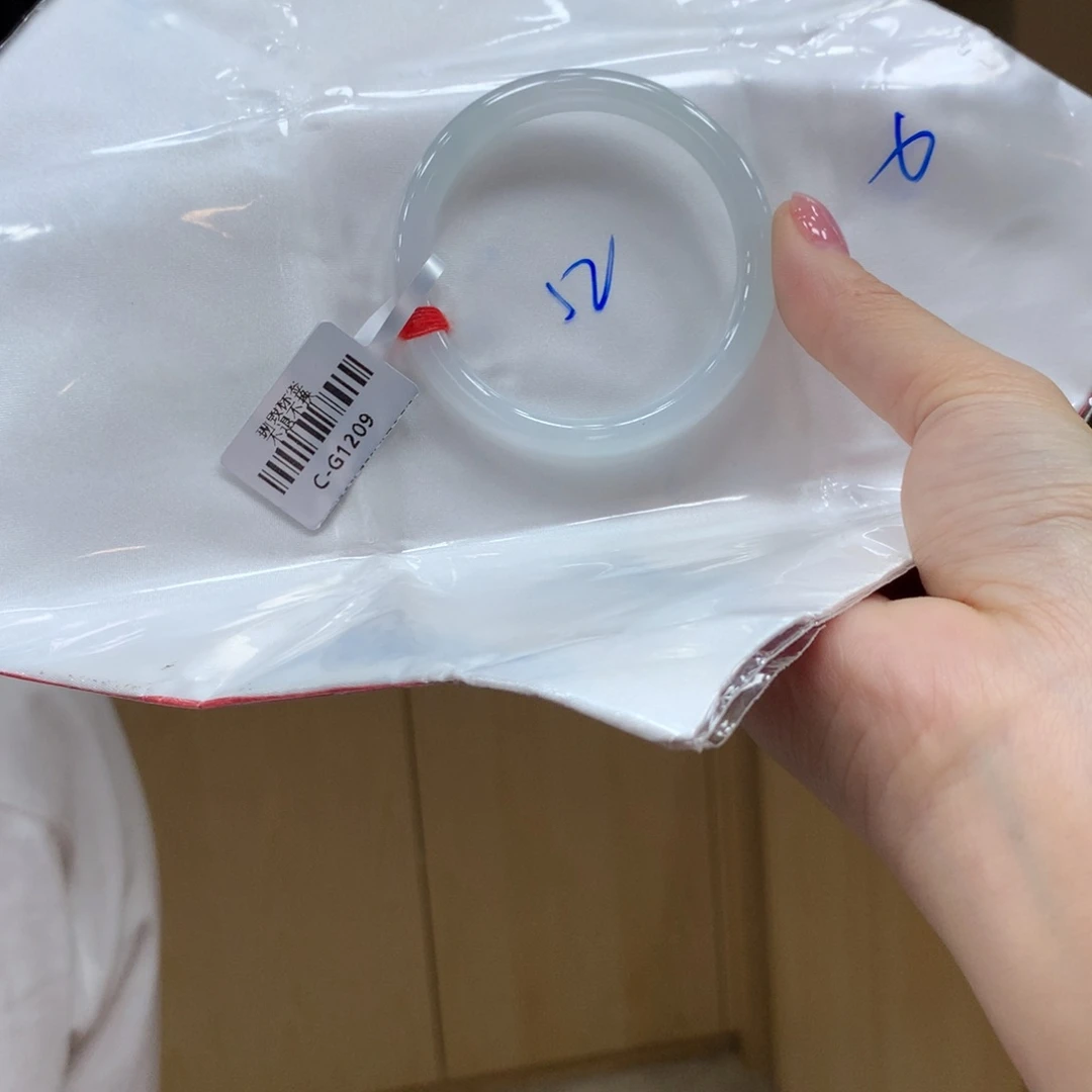 翡翠手镯未镶嵌不退不换