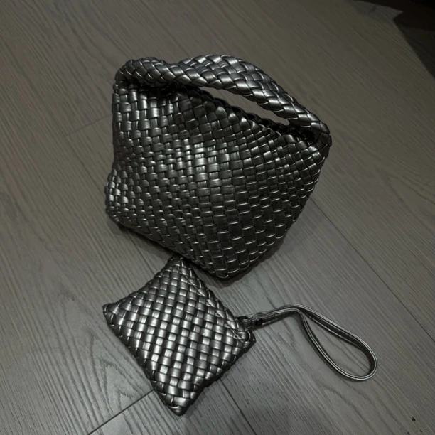 新款水桶包磁扣斜挎包女士轻奢单肩百搭编织包