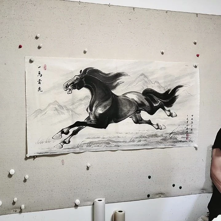 横款周士宸水墨写意奔马作品