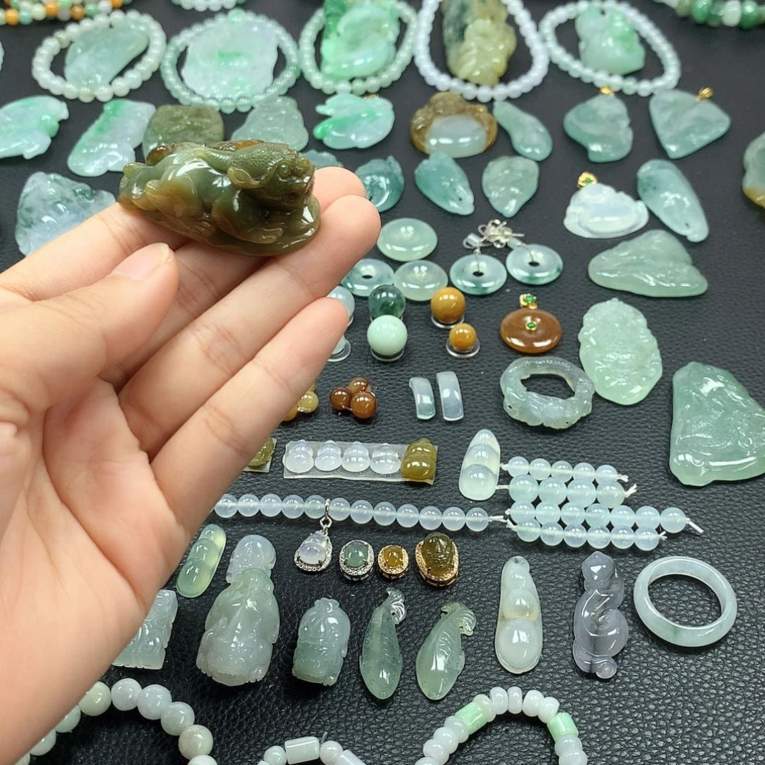 翡翠未镶嵌颈饰貔貅