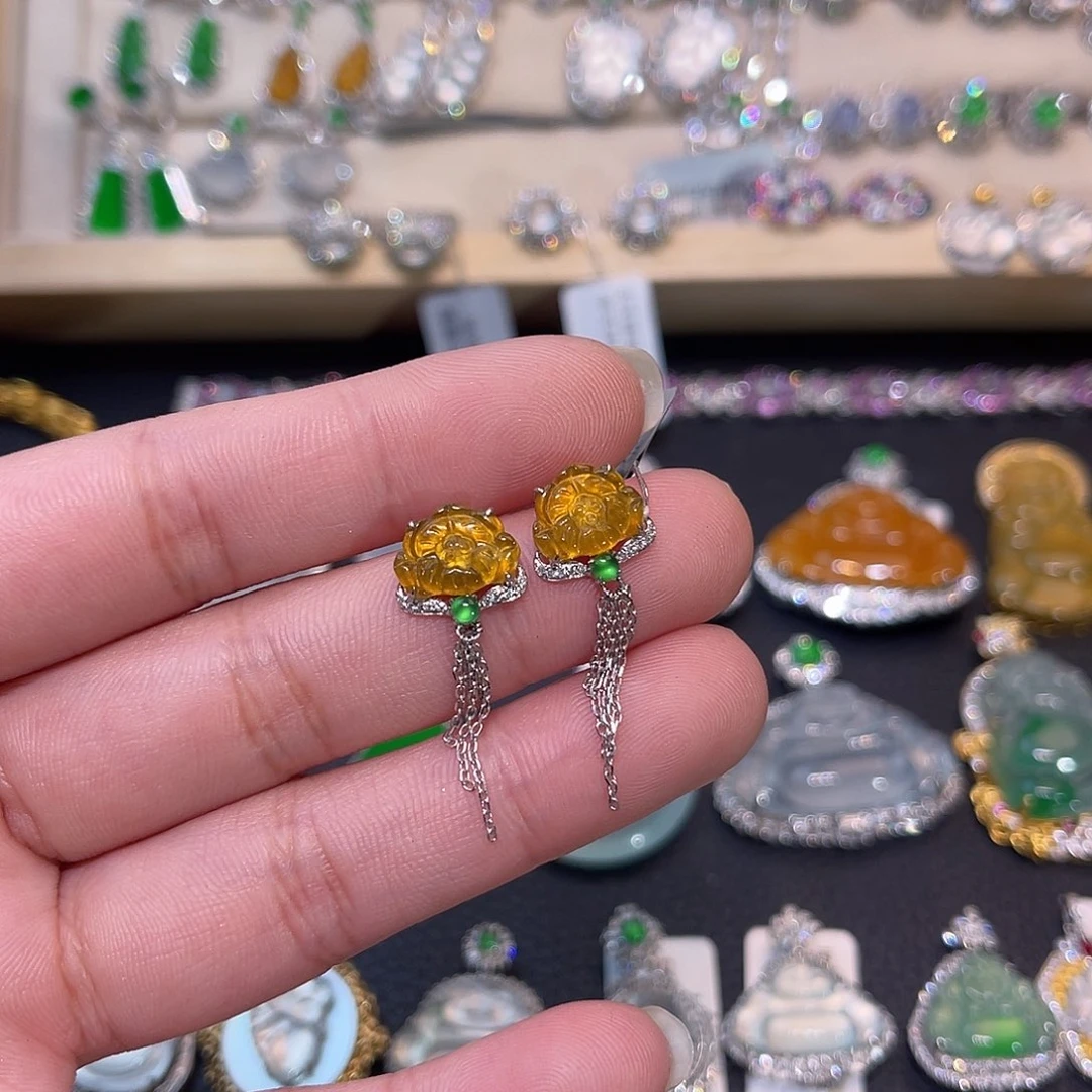 18K金镶嵌翡翠耳饰莲花