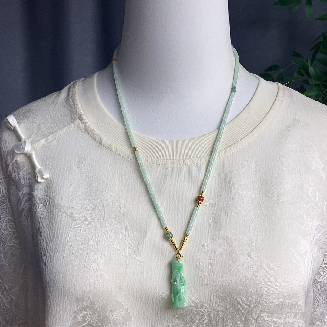 翡翠未镶嵌吊坠(赠链)