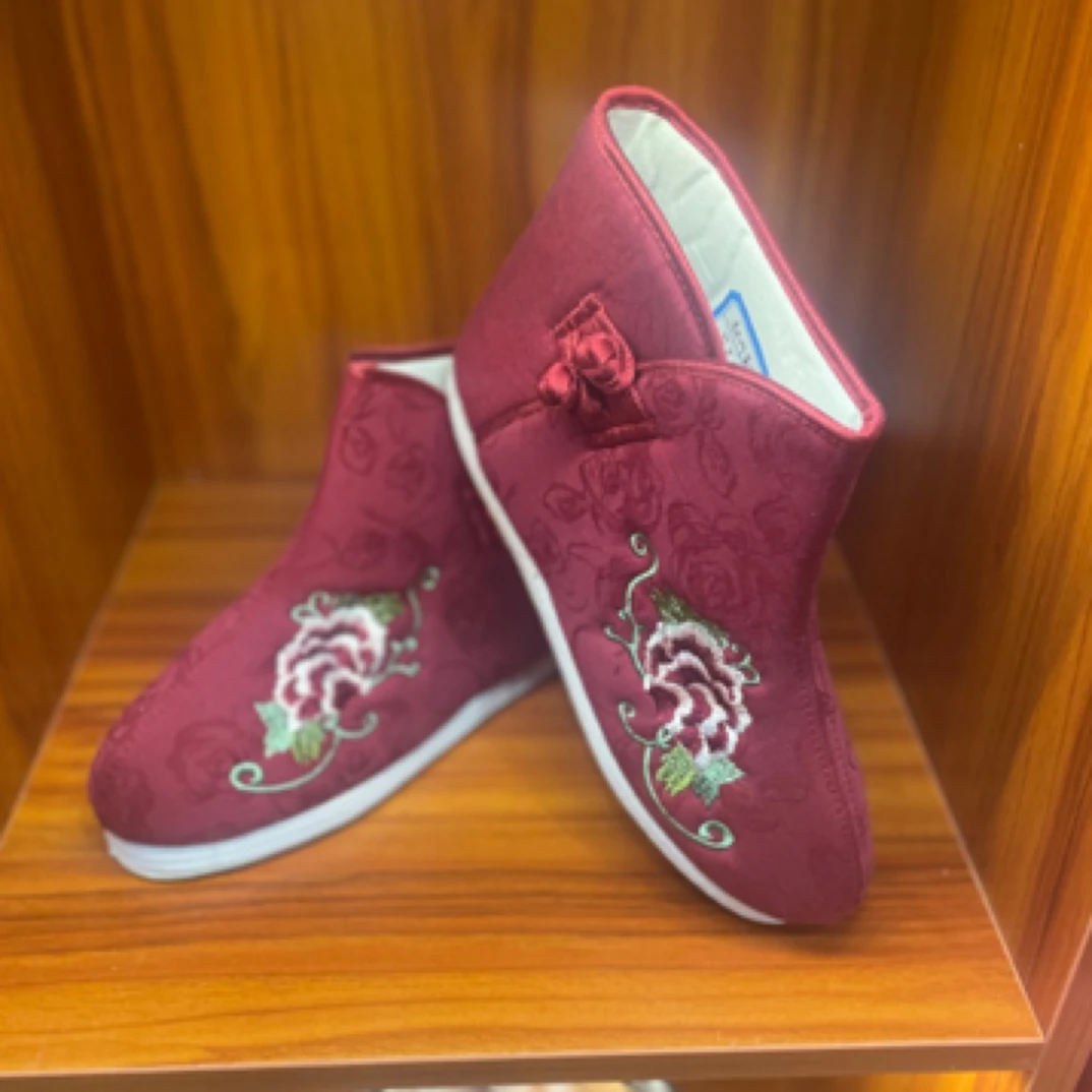 传统女款鞋多款式