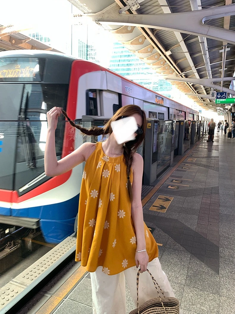 黄油可露丽 2025新款百搭花朵刺绣设计感无袖A字宽松挂脖衬衫L755