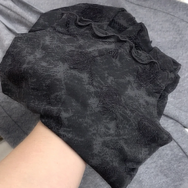 宝衣家 气质百搭玫瑰花植绒木耳边半领打底衫