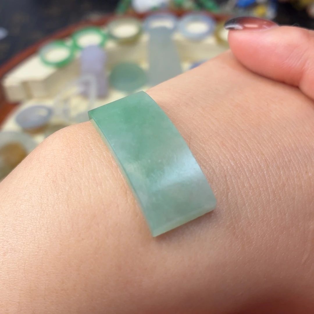 定制翡翠未镶嵌手牌