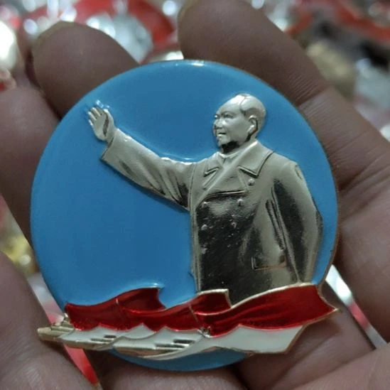 清***间其他普通金属圆形红色人物像章