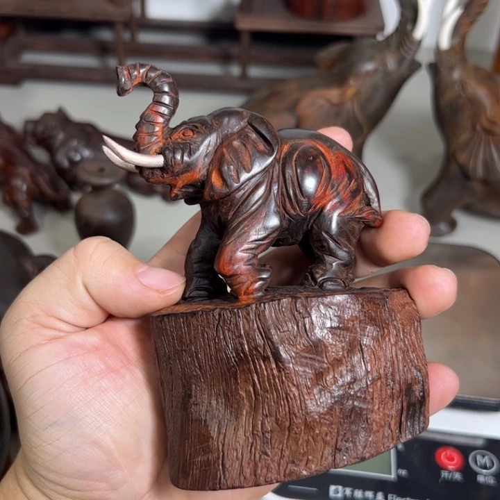 心***有大红酸枝木摆件一个