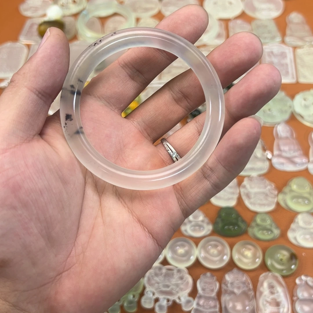 靖***丫蛇纹石玉未镶嵌颈饰