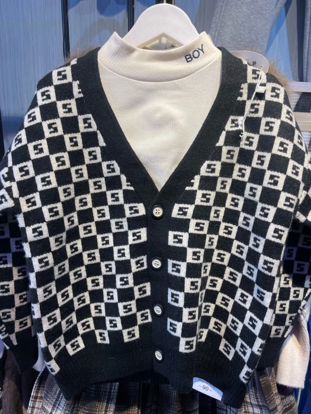 儿童时尚潮流毛衣